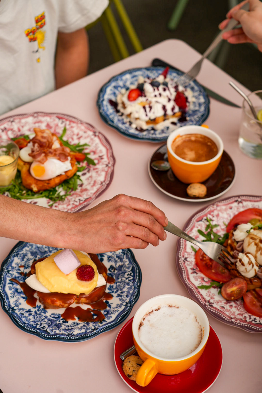 Brunch gourmand à Saint-Jean-de-Luz avec œuf coulant, salade fraîche, latte matcha maison et pancakes moelleux dans un coffee shop chaleureux